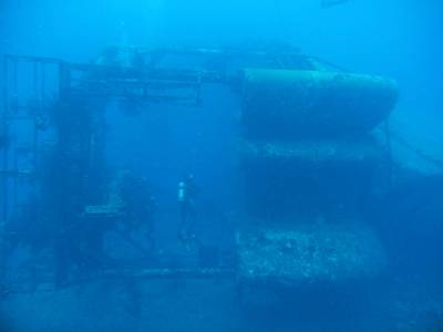 Mergulhando no naufrágio artificial Charlie Brown, na costa de Statia - Caribe