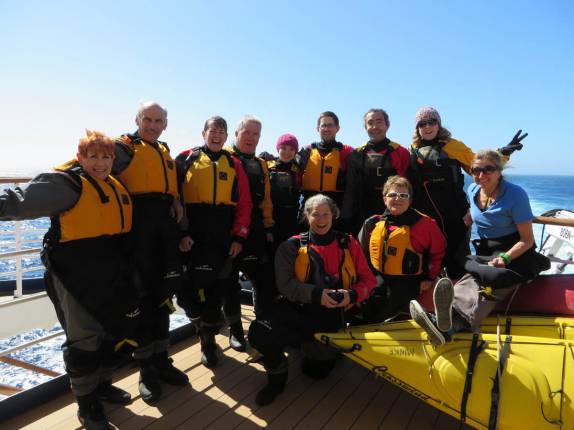 A afortunada equipe que vai praticar caiaque durante a expedição. (no trecho entre Buenos Aires e as Ilhas Malvinas) A afortunada equipe que vai praticar caiaque durante a expedição. (no trecho entre Buenos Aires e as Ilhas Malvinas)