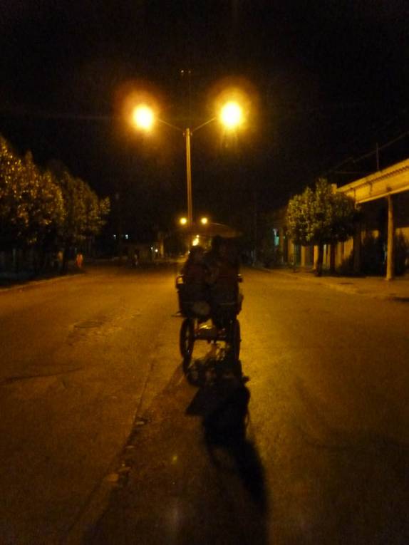 A Ana, Rafa e Laura voltam para casa de bicitáxi, pelas ruas de Camaguey, em Cuba A Ana, Rafa e Laura voltam para casa de bicitáxi, pelas ruas de Camaguey, em Cuba