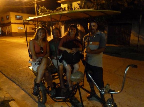 A Ana, Rafa e Laura voltam para casa de bicitáxi, pelas ruas de Camaguey, em Cuba A Ana, Rafa e Laura voltam para casa de bicitáxi, pelas ruas de Camaguey, em Cuba