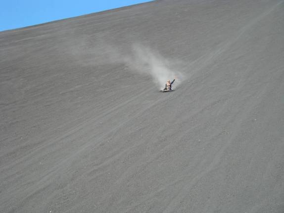 A Ana deslizando à toda as encostas do Cerro Negro,  próximo à León, na Nicarágua.