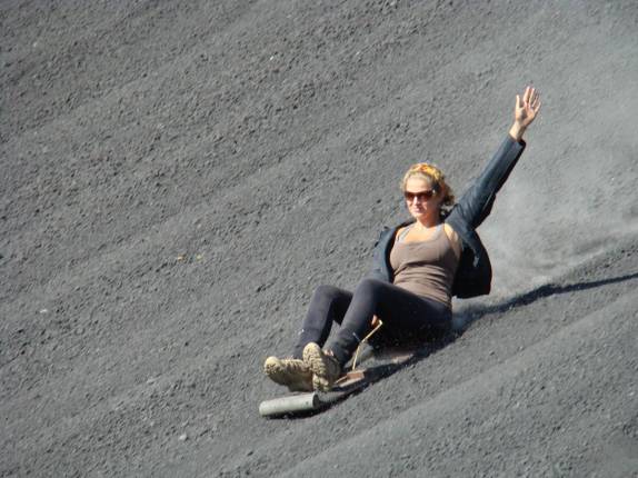 A Ana deslizando à toda as encostas do Cerro Negro,  próximo à León, na Nicarágua. A Ana deslizando à toda as encostas do Cerro Negro,  próximo à León, na Nicarágua.