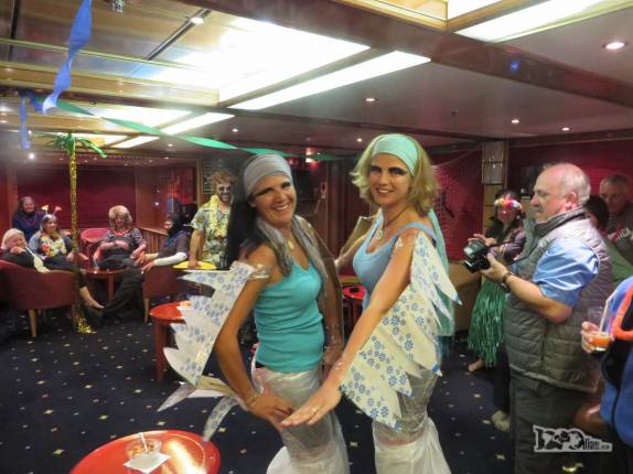 A Ana e a Kim fantasiadas de 'sereias de sobrancelha preta da Geórgia do Sul' em festa da fantasia no Sea Spirit, deixando a Geórgia do Sul, a caminho da Antártida A Ana e a Kim fantasiadas de 'sereias de sobrancelha preta da Geórgia do Sul' em festa da fantasia no Sea Spirit, deixando a Geórgia do Sul, a caminho da Antártida