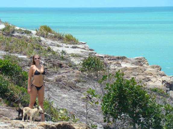 A Ana e os cachorros, na caminhada entre Caraíva e o Espelho - BA A Ana e os cachorros, na caminhada entre Caraíva e o Espelho - BA