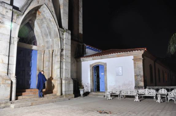 A Ana esperando a aparição dos lobos no Caraça - MG A Ana esperando a aparição dos lobos no Caraça - MG