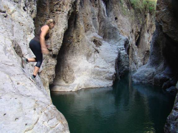 A Ana salta no Canyon de Somoto, na Nicarágua A Ana salta no Canyon de Somoto, na Nicarágua