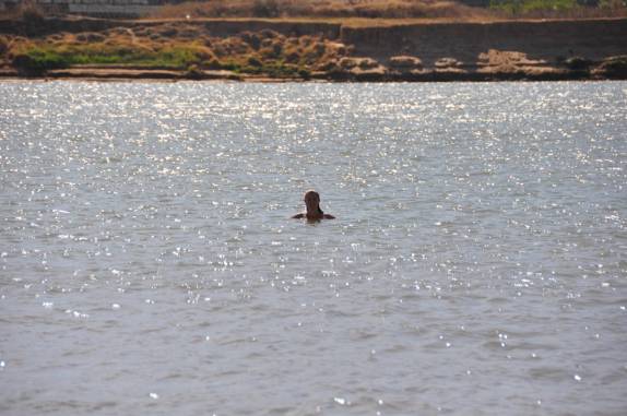 A Ana se refrescando no Rio São Francisco, em Januária - MG