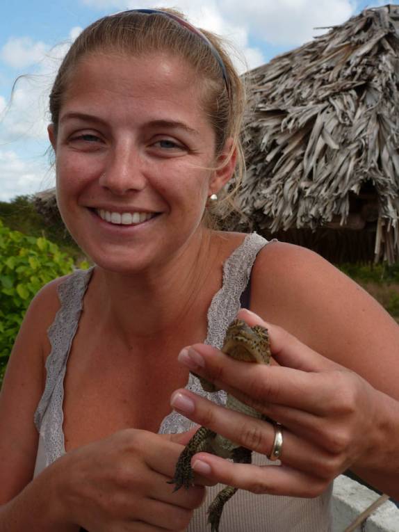 A Ana segura um filhote de jacaré em criadero na Isla de la Juventud, em Cuba A Ana segura um filhote de jacaré em criadero na Isla de la Juventud, em Cuba