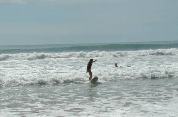 A Ana surfando na praia de Santa Teresa, na península de Nicoya - Costa Rica