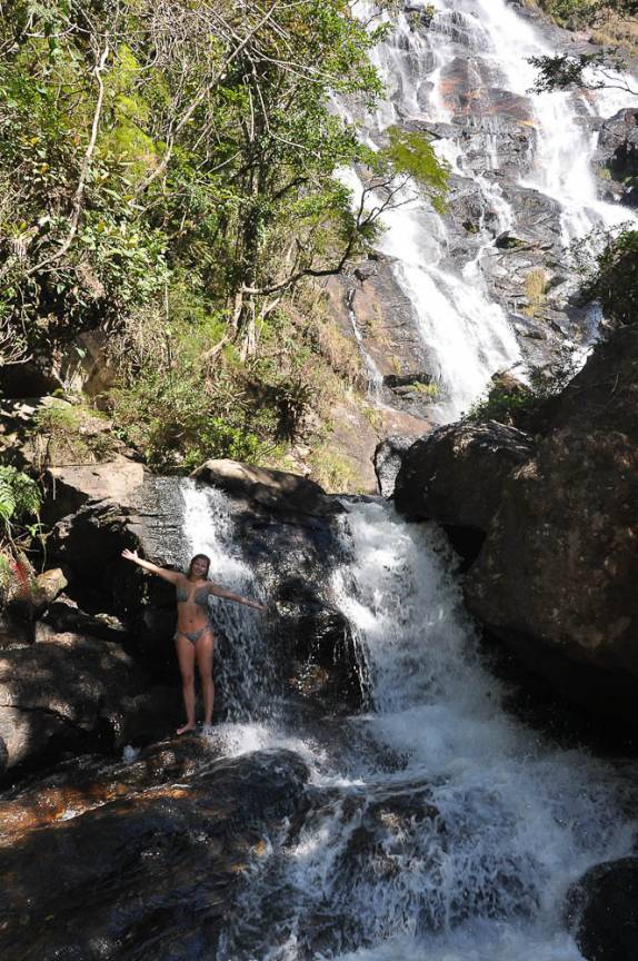 A Ana também enfrentou a água fria da Cachoeira do Fundo no Vale do Matutu - MG A Ana também enfrentou a água fria da Cachoeira do Fundo no Vale do Matutu - MG