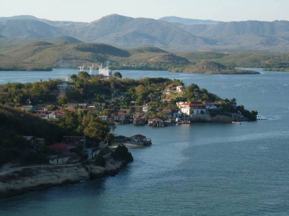 A baía de Santiago de Cuba vista do alto do Castillo San Pedro del Morro, ao sul da cidade