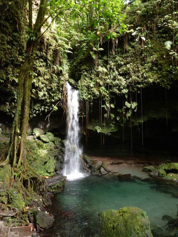 A bela cachoeira de Emerald Pool, no Trois Pitons National Park, em Dominica