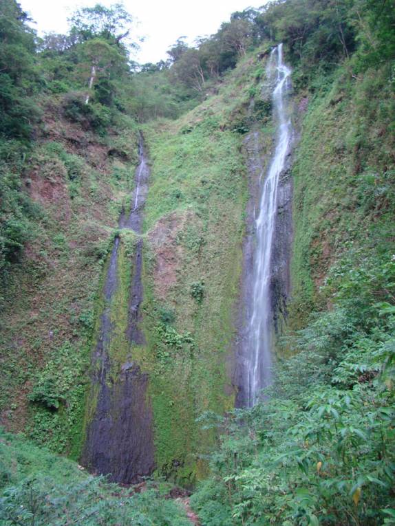 A bela Cachoeira San Ramon, na Isla Ometepe, no Lago Nicarágua A bela Cachoeira San Ramon, na Isla Ometepe, no Lago Nicarágua