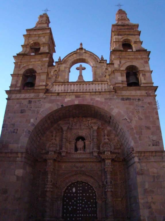 A bela fachada da igreja de San Lorenzo, em Potosí - Bolívia