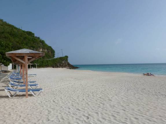 A bela praia de Darkwood Beach, no sudoeste de Antígua, no Caribe A bela praia de Darkwood Beach, no sudoeste de Antígua, no Caribe