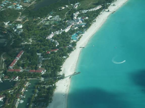 A bela visão aérea de Antígua e do Mar do Caribe. chegando no pequeno avião de Montserrat A bela visão aérea de Antígua e do Mar do Caribe. chegando no pequeno avião de Montserrat