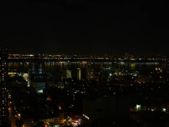 A bela visão noturna de Nova Iorque - Estados Unidos, do quarto do nosso hotel A bela visão noturna de Nova Iorque - Estados Unidos, do quarto do nosso hotel