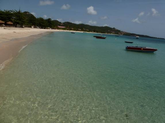 A belíssima praia de Grande Anse, ao sul de St. George's, em Granada, no Caribe A belíssima praia de Grande Anse, ao sul de St. George's, em Granada, no Caribe