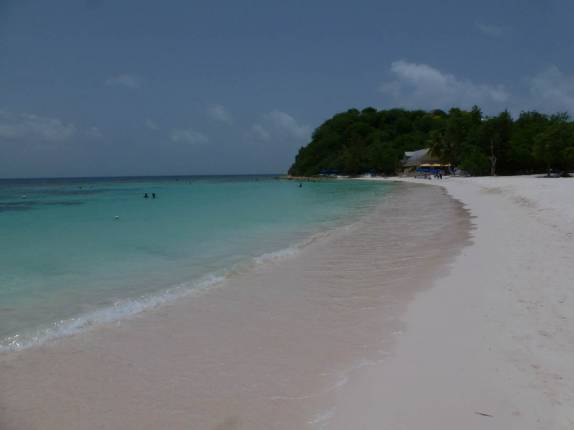 A beíssima praia de Long Bay, na costa nordeste de Antígua, no Caribe A beíssima praia de Long Bay, na costa nordeste de Antígua, no Caribe