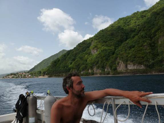A caminho dos maravilhosos pontos de mergulho nas parades submersas de Dominica, no Caribe