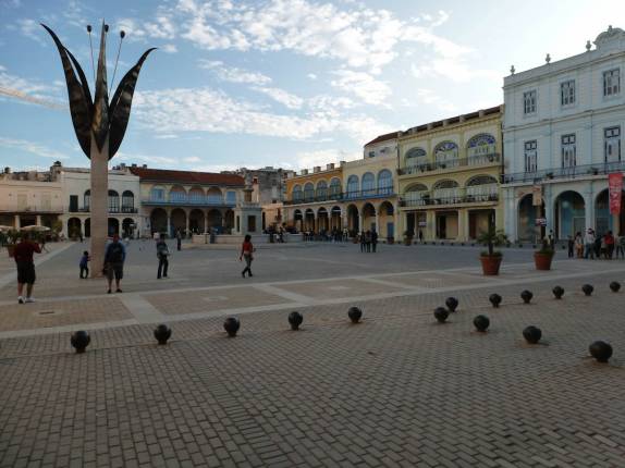 A charmosa Plaza Vieja, no centro de Havana, capital de Cuba A charmosa Plaza Vieja, no centro de Havana, capital de Cuba