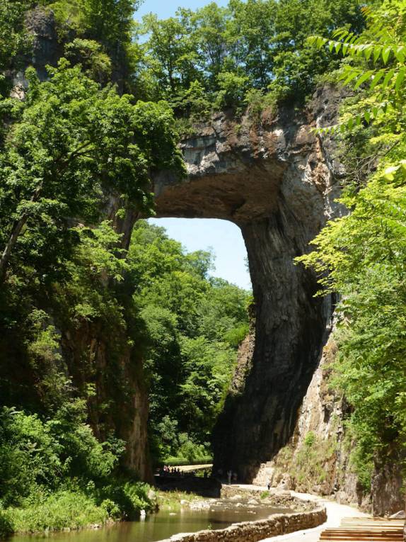 A enorme ponte natural no Natural Bridge Park, na Virginia, nos Estados Unidos A enorme ponte natural no Natural Bridge Park, na Virginia, nos Estados Unidos