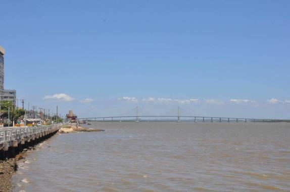 A enorme ponte que cruza o rio Sergipe, em Aracaju - SE