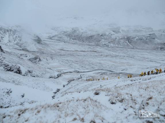 A enorme vastidão nevada no caminho para Stromness, na Geórgia do Sul A enorme vastidão nevada no caminho para Stromness, na Geórgia do Sul