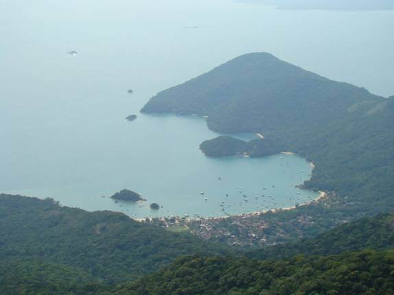 A enseada do Abraão, vista do alto do Pico do Papagaio, na Ilha Grande - RJ A enseada do Abraão, vista do alto do Pico do Papagaio, na Ilha Grande - RJ