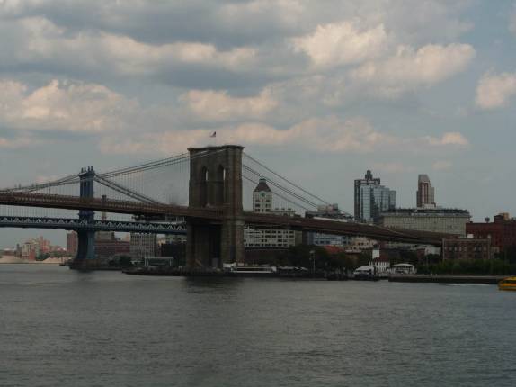 A famosa Brooklyn Bridge, no sul de Manhattan, em Nova Iorque, nos Estados Unidos A famosa Brooklyn Bridge, no sul de Manhattan, em Nova Iorque, nos Estados Unidos