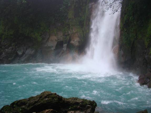 A famosa Cascata do Rio Celeste, no Parque Nacional Tenorio, no norte da Costa Rica A famosa Cascata do Rio Celeste, no Parque Nacional Tenorio, no norte da Costa Rica