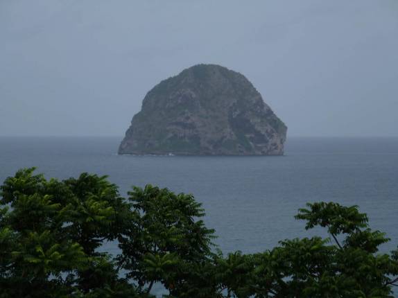 A famosa 'Diamond Rock', usada como 'navio' pelos ingleses, em suas guerras contra Napoleão (sul da Martinica)