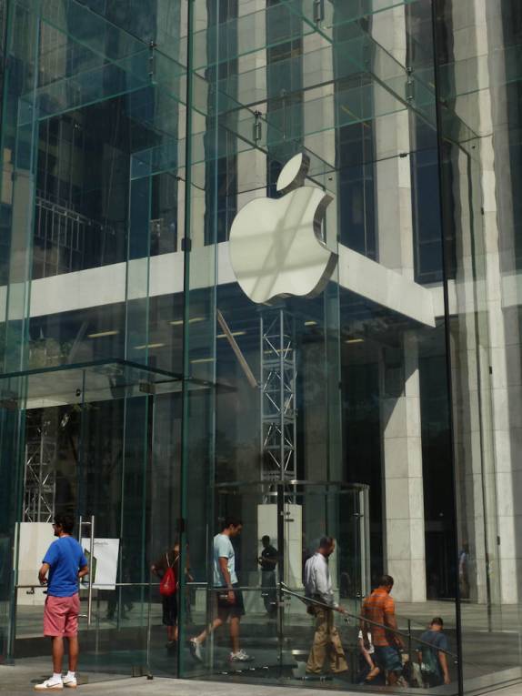 A famosa loja da Apple na 5a Avenida, esquina do Central Park, em Nova Iorque, nos Estados Unidos A famosa loja da Apple na 5a Avenida, esquina do Central Park, em Nova Iorque, nos Estados Unidos