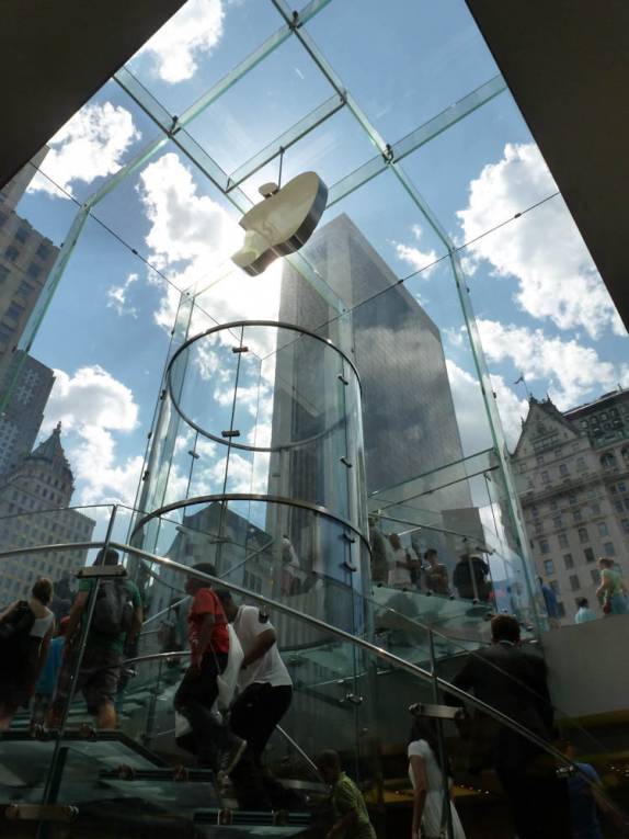 A famosa loja da Apple na 5a Avenida, esquina do Central Park, em Nova Iorque, nos Estados Unidos