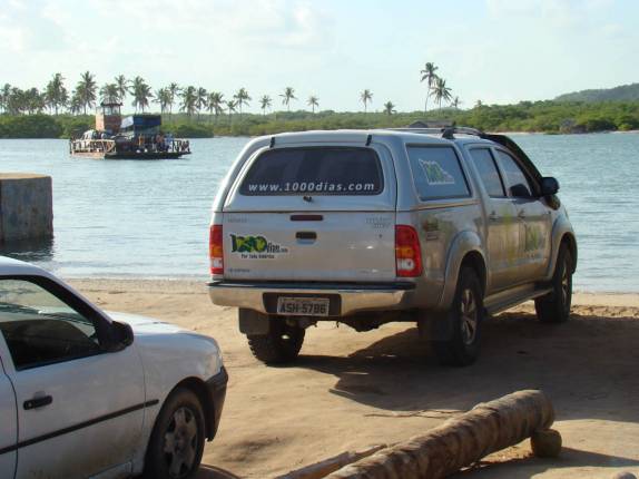 A Fiona aguarda a balsa chegar, em Porto de Pedras - AL