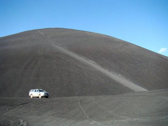 A Fiona visita o mais ativo vulcão do país, o Cerro Negro próximo à León, na Nicarágua.