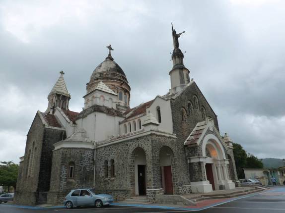 A igreja Sacre Coeur de Balate, muito parecida com a original parisiense, na periferia de Fort-de-France, capital da Martinica