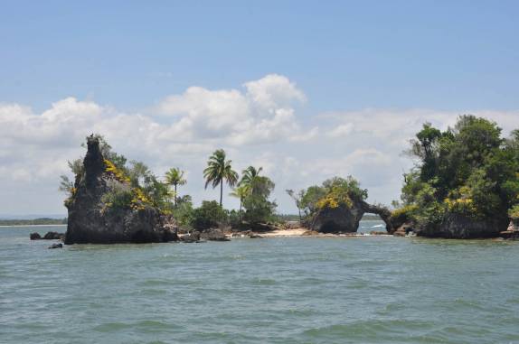 a ilha de Pedra Furada, na Baía de Camamu - BA a ilha de Pedra Furada, na Baía de Camamu - BA