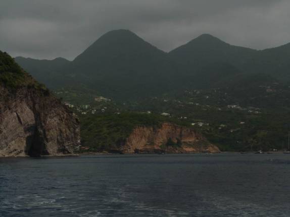 A ilha de  Montserrat, vista do nosso barco de mergulho