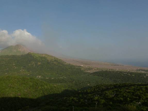 A impactante visão apocalíptica da antiga capital, Plymouth, destruída pelo grande vulcão de Montserrat, no Caribe A impactante visão apocalíptica da antiga capital, Plymouth, destruída pelo grande vulcão de Montserrat, no Caribe