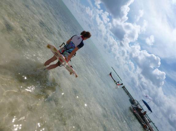 A inglesa Gil entra no mar em frente ao nosso hotel em Little Cayman, nas Ilhas Caiman A inglesa Gil entra no mar em frente ao nosso hotel em Little Cayman, nas Ilhas Caiman