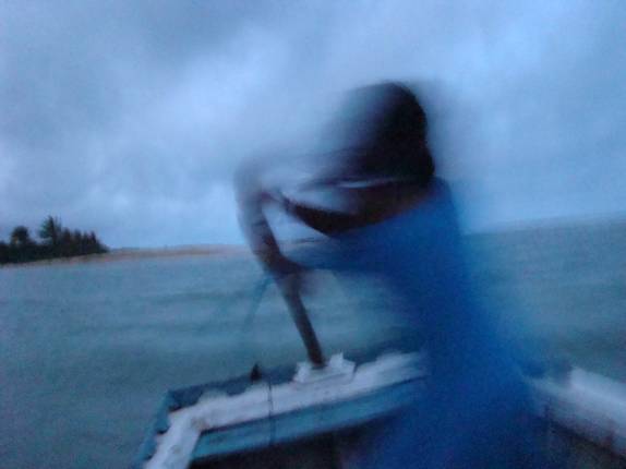 A jovem índia faz força para cruzar de barco o rio d Caraíva - BA A jovem índia faz força para cruzar de barco o rio d Caraíva - BA