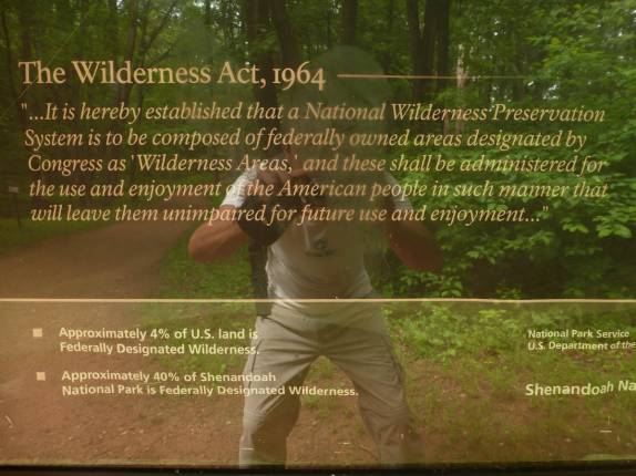 A lei que protege o meio ambiente nos Estados Unidos (placa no Shennandoah National Park, na Virginia)