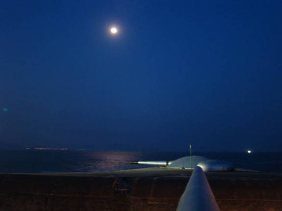 A lua ilumina o mar ce Copacabana, no Rio de Janeiro - RJ A lua ilumina o mar ce Copacabana, no Rio de Janeiro - RJ