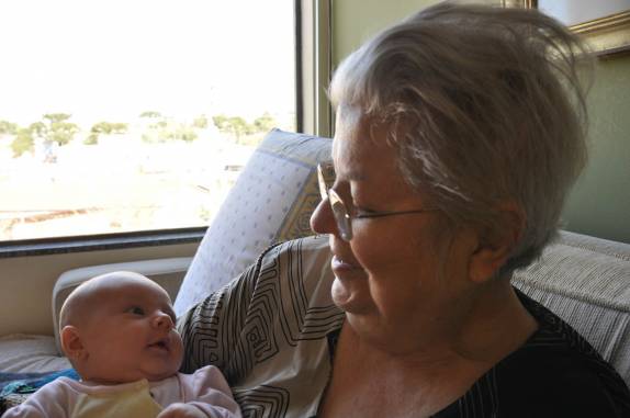 A Luiza no colo da bisavó, em Curitiba - PR