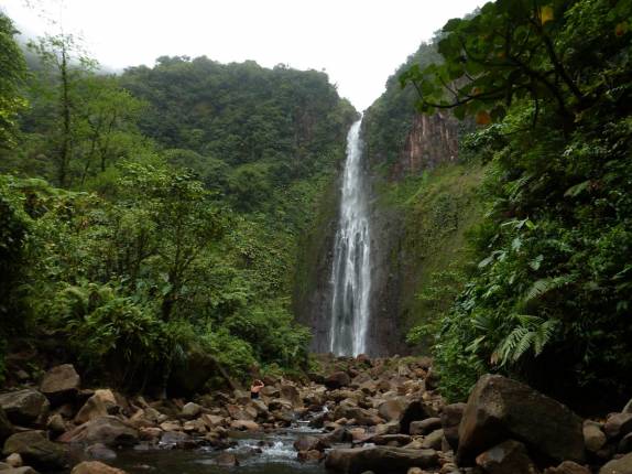 A magnífica 2a Queda dos Chutes du Carbet, no Parque Nacional em Basse Terre, em Guadalupe, no Caribe A magnífica 2a Queda dos Chutes du Carbet, no Parque Nacional em Basse Terre, em Guadalupe, no Caribe