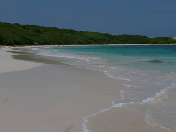 A maravilhosa praia de Half Moon Bay, na costa sudeste de Antígua, no Caribe A maravilhosa praia de Half Moon Bay, na costa sudeste de Antígua, no Caribe