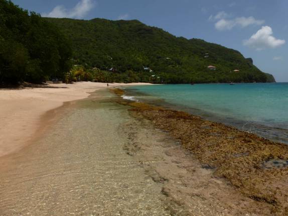 A maré forma pequenas piscinas em praia de Bequia, em São Vicente e Granadinas, no sul do Caribe A maré forma pequenas piscinas em praia de Bequia, em São Vicente e Granadinas, no sul do Caribe