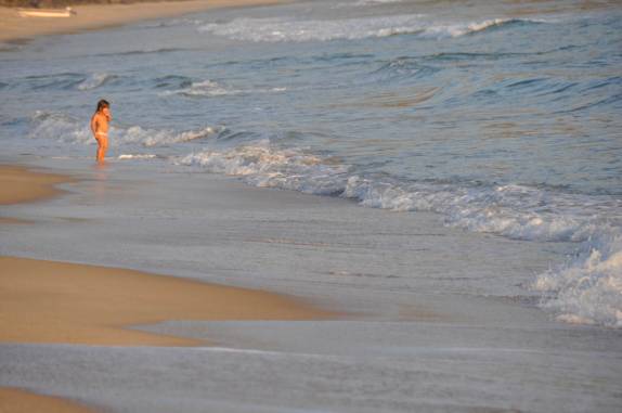 A menina e o mar, na Praia do Sono, em Parati - RJ A menina e o mar, na Praia do Sono, em Parati - RJ