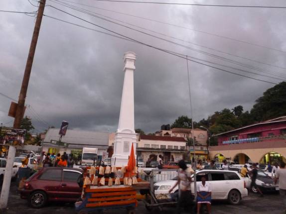 A movimentada praça central de Port Antonio, no nordeste da Jamaica